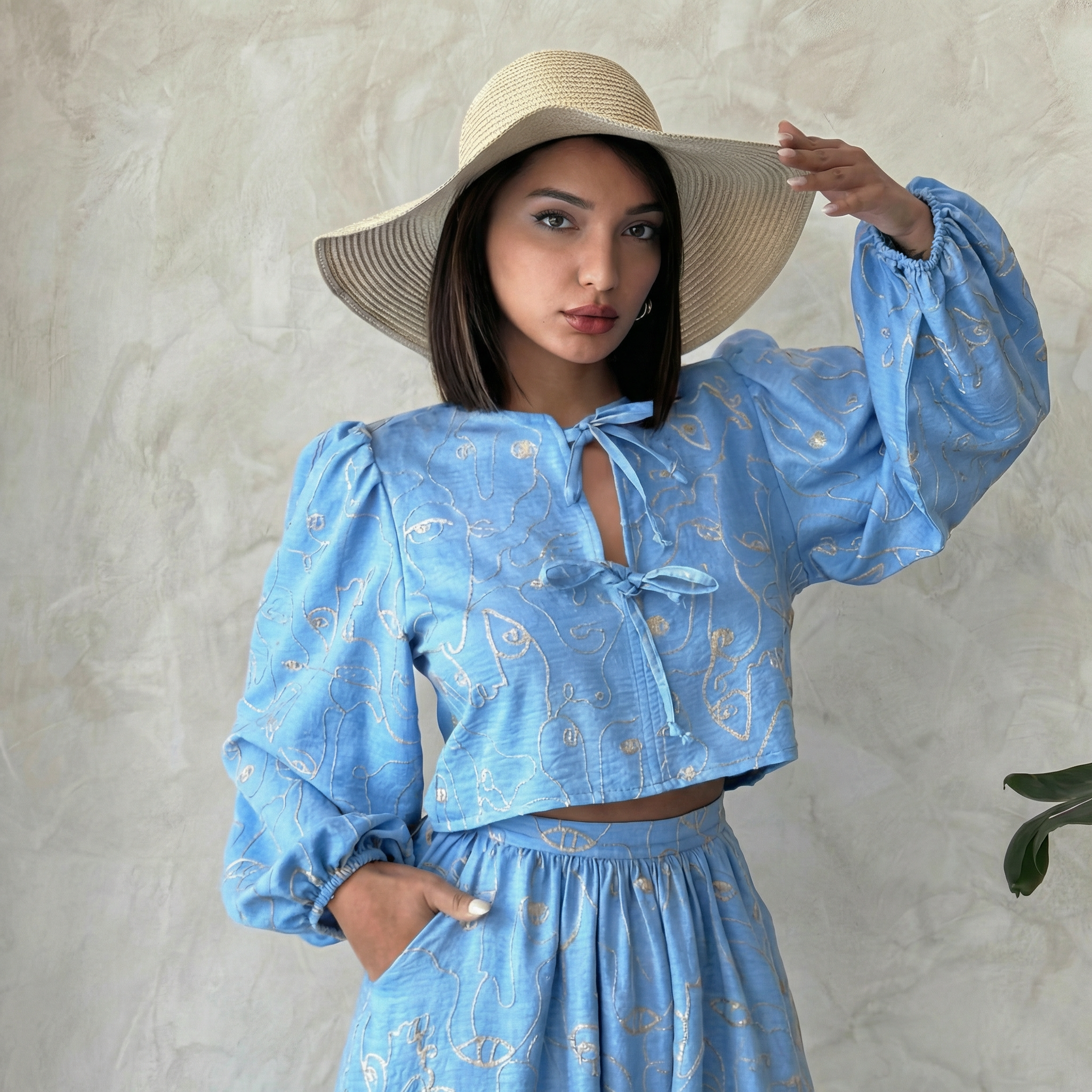 Kurze Bluse mit Stickerei und Bindedetails vorne in Hellblau