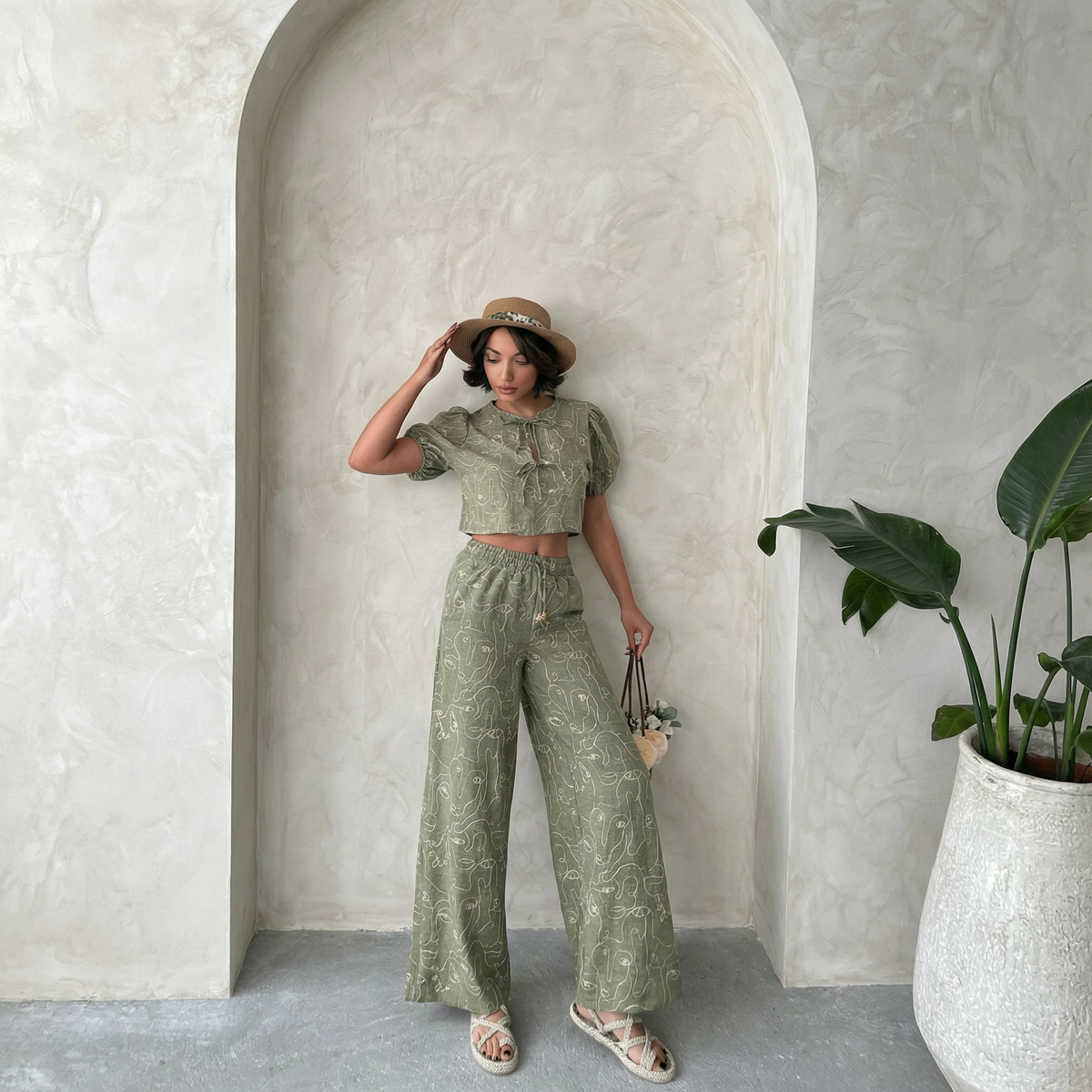 Kurze Bluse mit bestickter Vorderseite, Bindeband und Puffärmeln in Hellkhaki