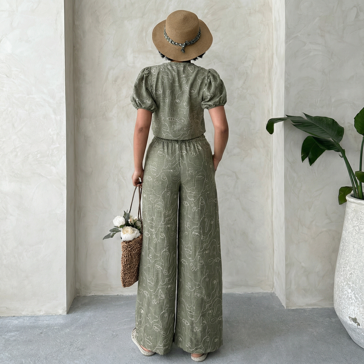 Kurze Bluse mit bestickter Vorderseite, Bindeband und Puffärmeln in Hellkhaki