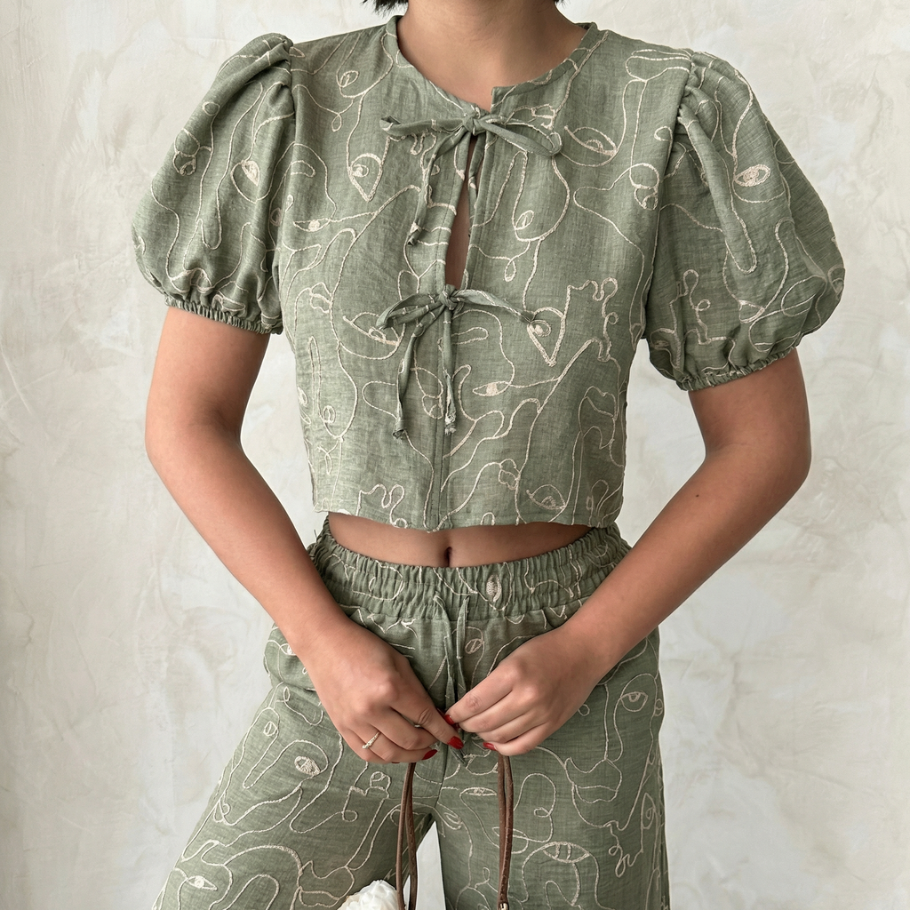 Kurze Bluse mit bestickter Vorderseite, Bindeband und Puffärmeln in Hellkhaki