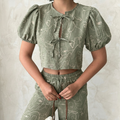 Kurze Bluse mit bestickter Vorderseite, Bindeband und Puffärmeln in Hellkhaki