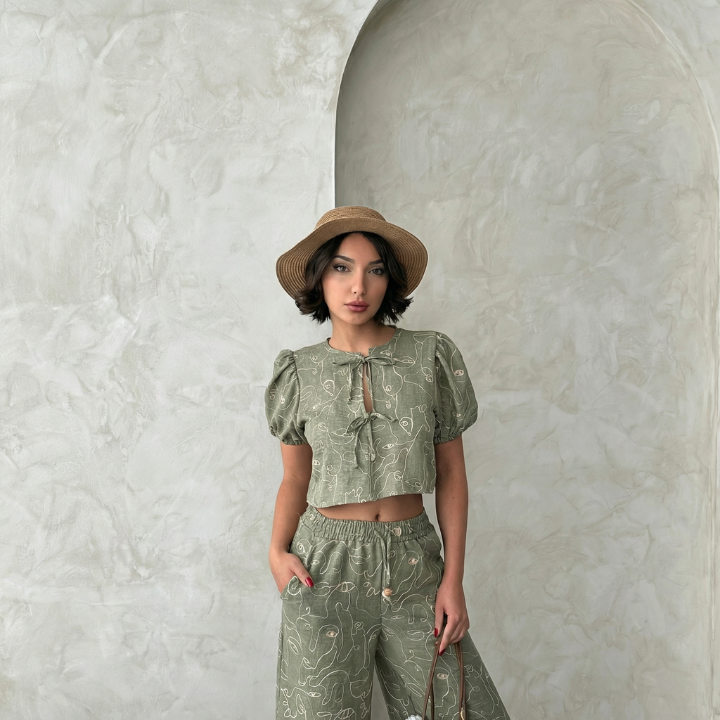 Kurze Bluse mit bestickter Vorderseite, Bindeband und Puffärmeln in Hellkhaki