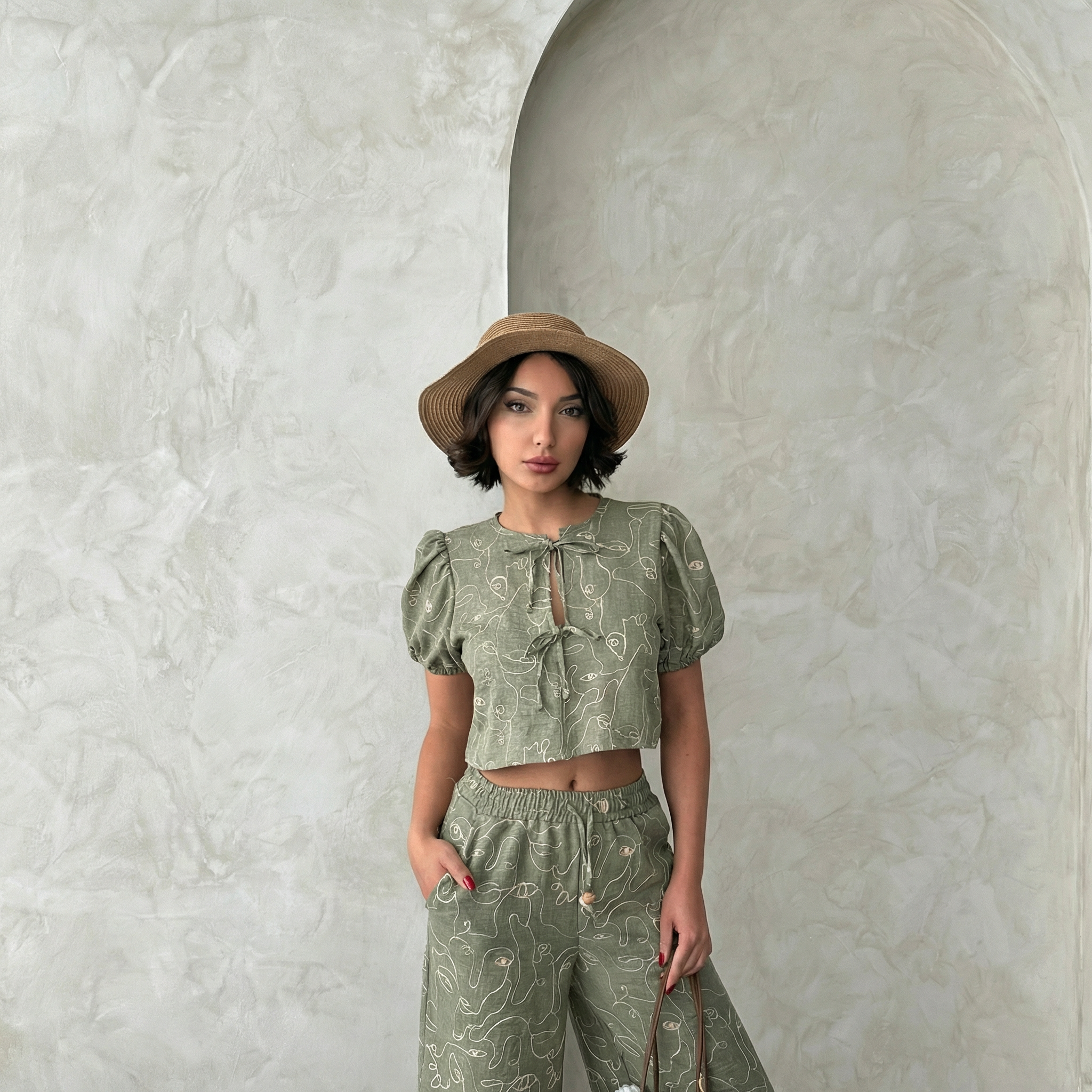 Kurze Bluse mit bestickter Vorderseite, Bindeband und Puffärmeln in Hellkhaki
