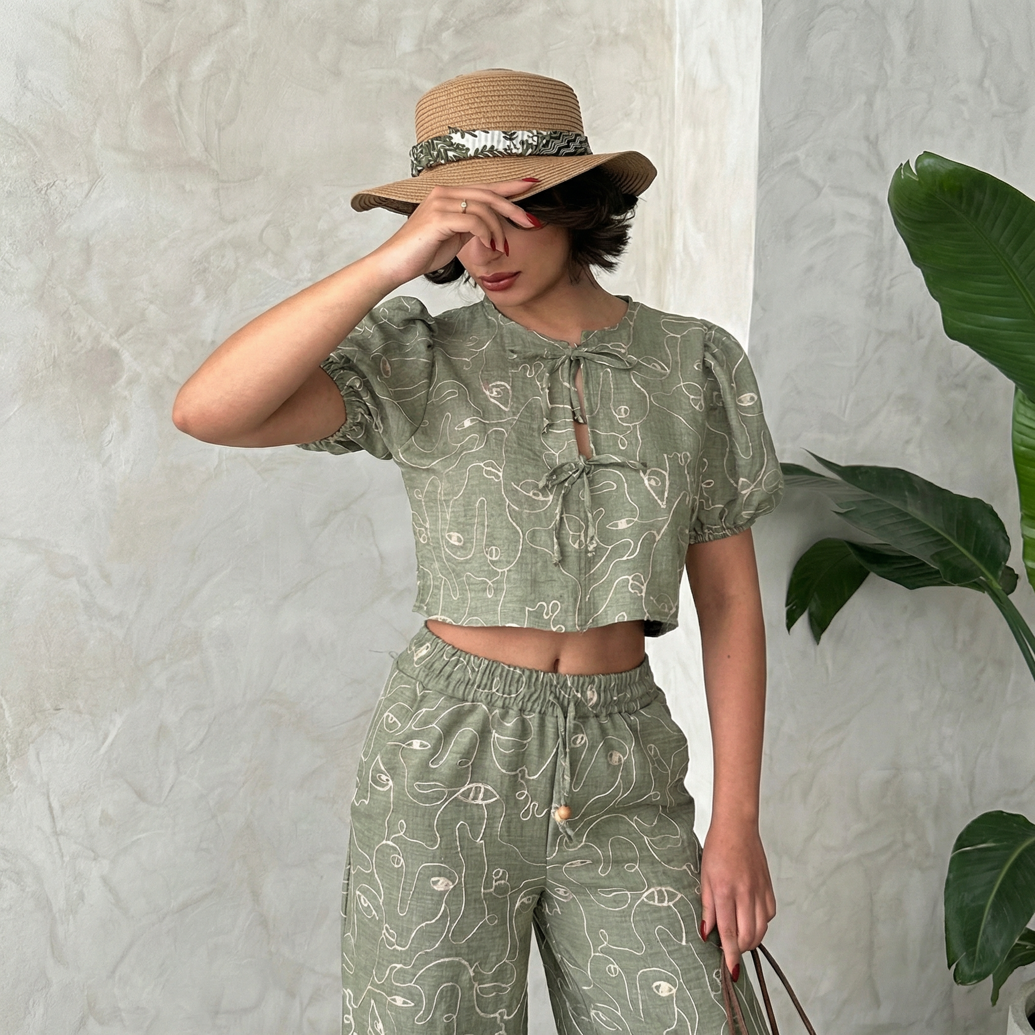 Kurze Bluse mit bestickter Vorderseite, Bindeband und Puffärmeln in Hellkhaki