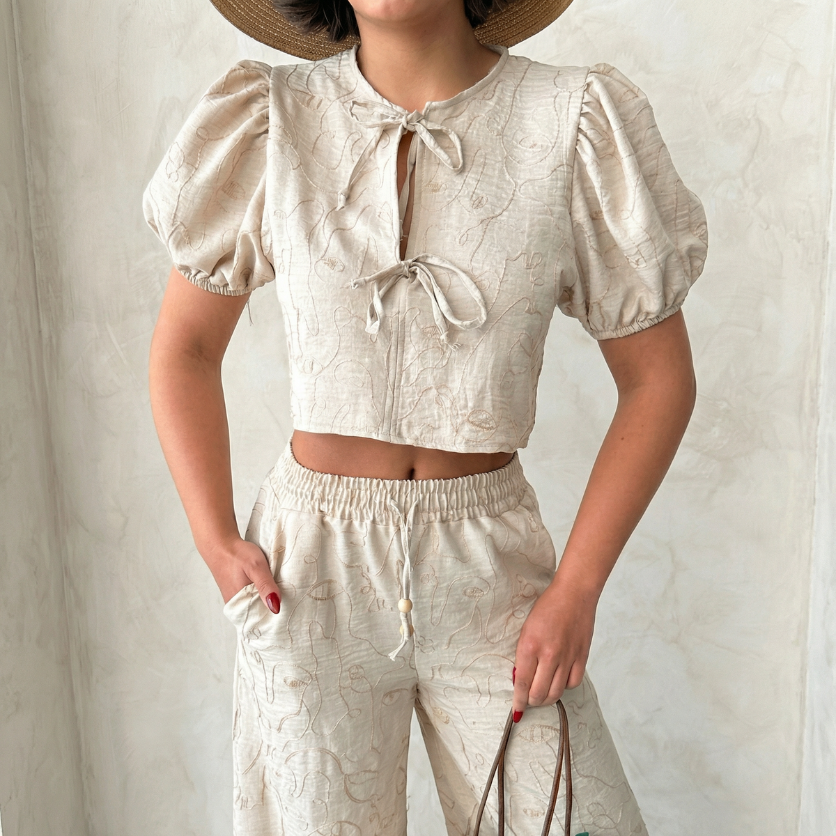 Bestickte Kurzarm-Bluse mit Vorderbindung und Puffärmeln in Stein