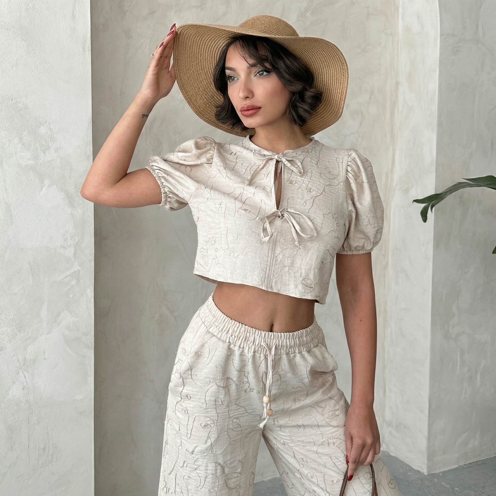 Bestickte Kurzarm-Bluse mit Vorderbindung und Puffärmeln in Stein