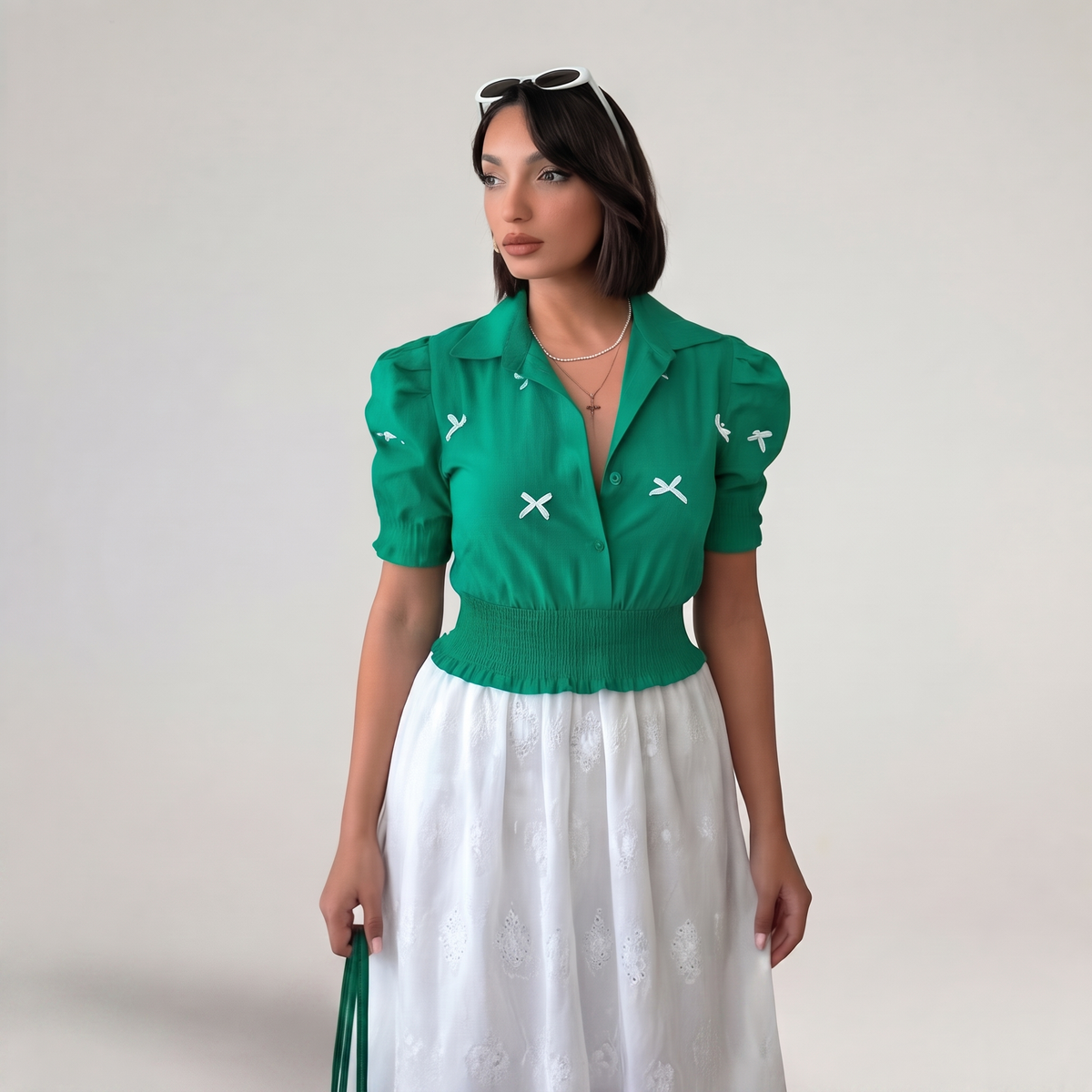Smaragdgrüne Bluse mit gesmokter Taille, Knopfleiste und Schleifendetails