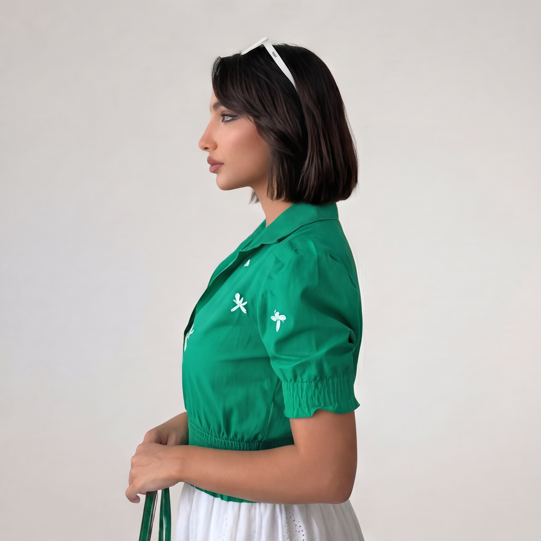Smaragdgrüne Bluse mit gesmokter Taille, Knopfleiste und Schleifendetails