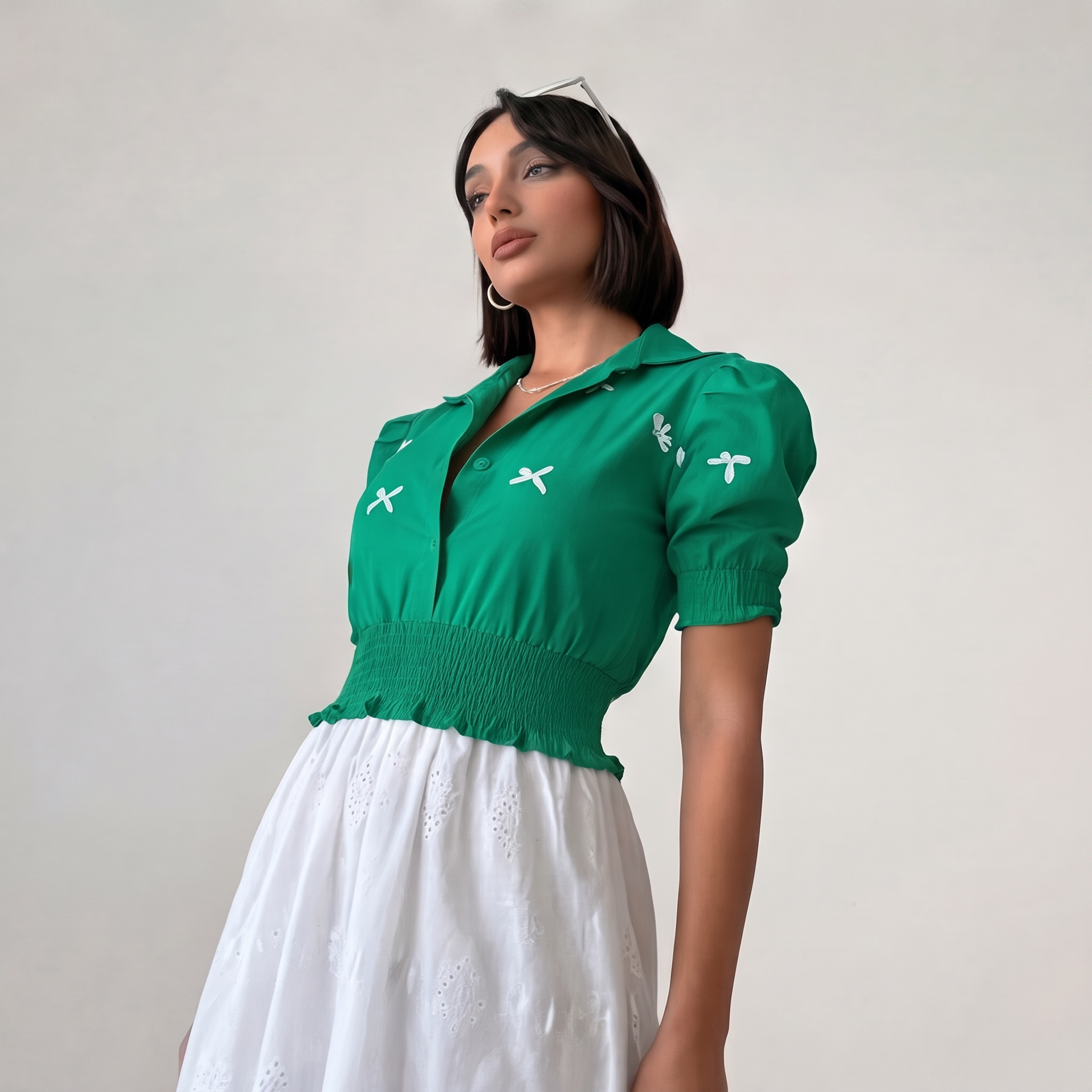 Smaragdgrüne Bluse mit gesmokter Taille, Knopfleiste und Schleifendetails