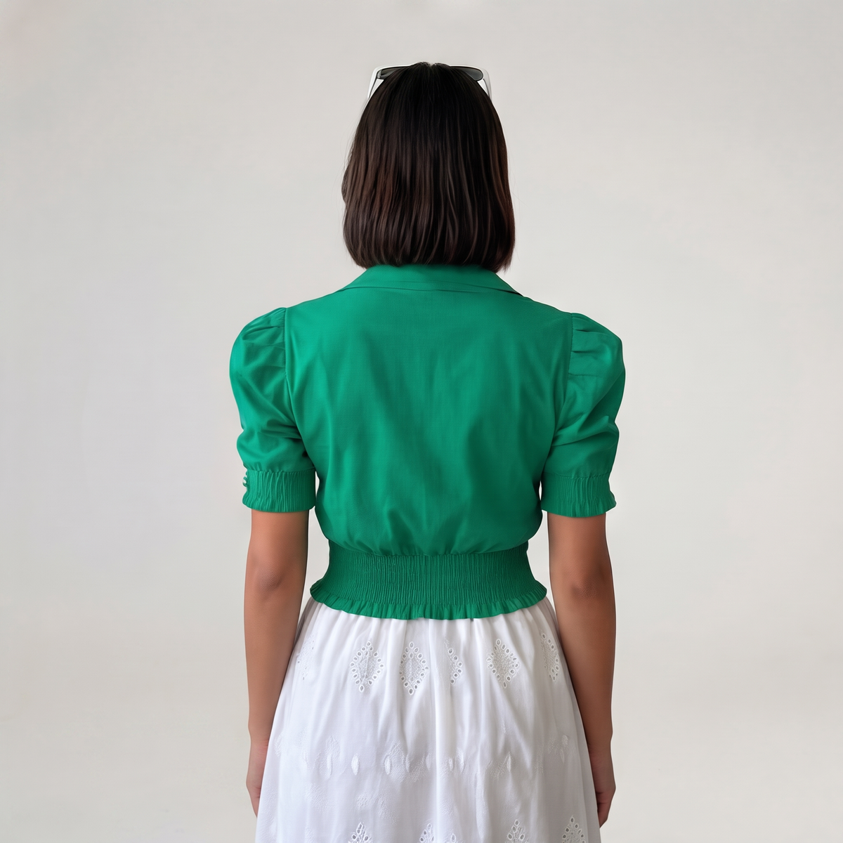 Smaragdgrüne Bluse mit gesmokter Taille, Knopfleiste und Schleifendetails