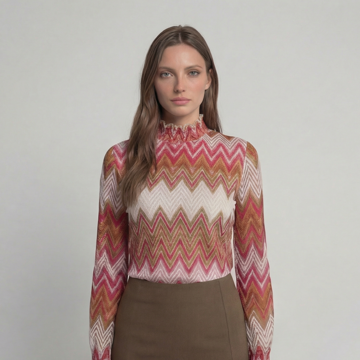 Hochgeschlossene Vintage-Bluse mit Chevron-Volants in Rosa und Braun