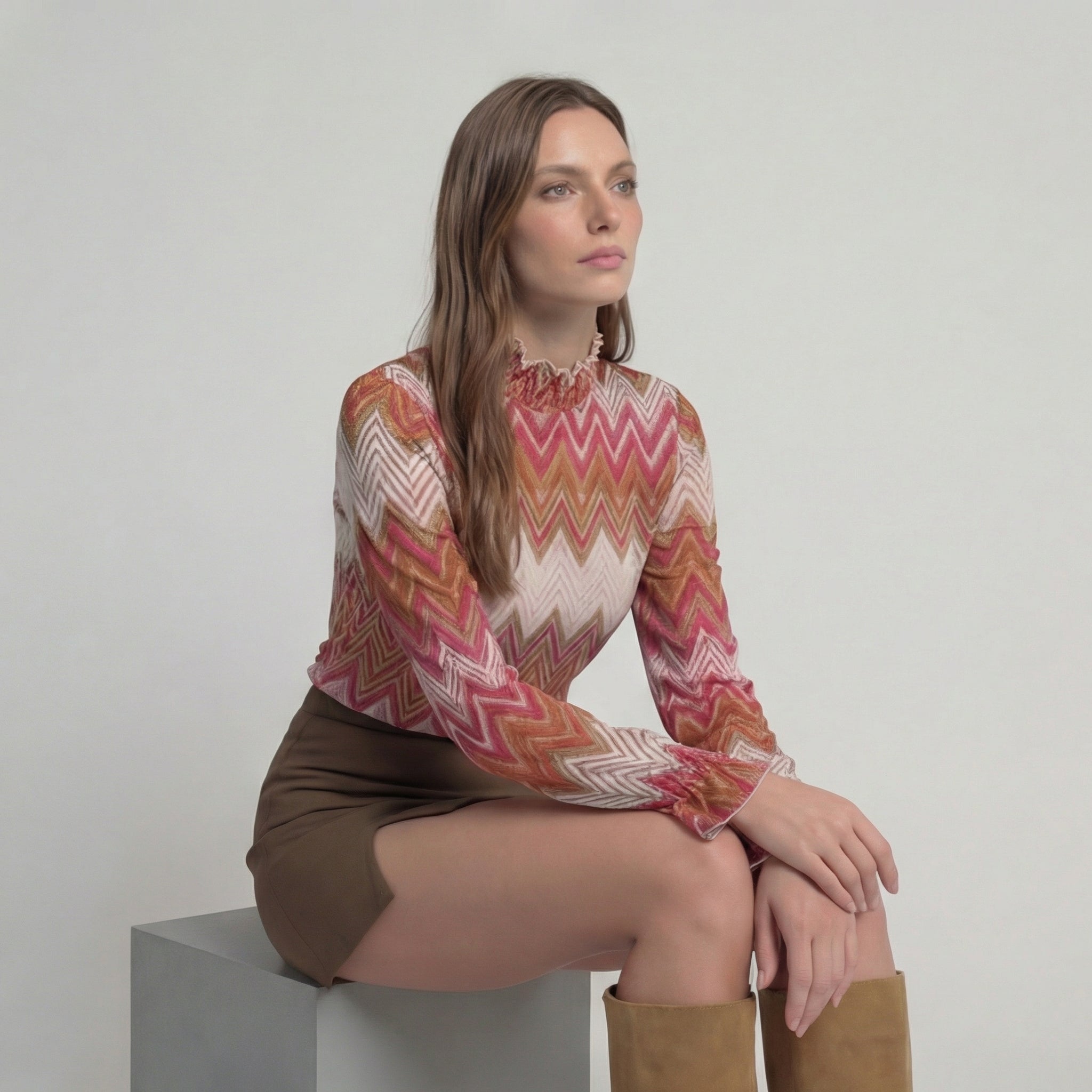 Hochgeschlossene Vintage-Bluse mit Chevron-Volants in Rosa und Braun