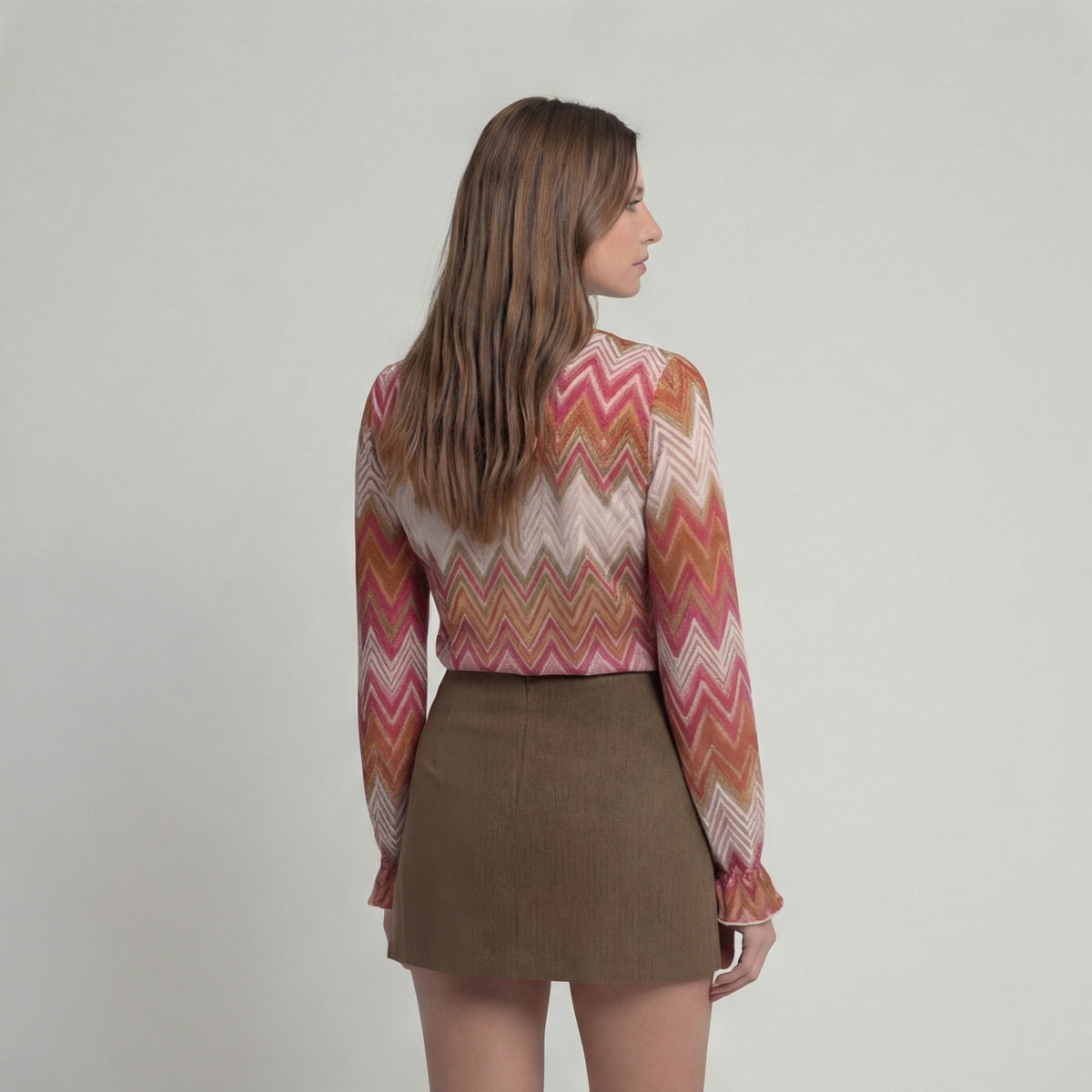 Hochgeschlossene Vintage-Bluse mit Chevron-Volants in Rosa und Braun