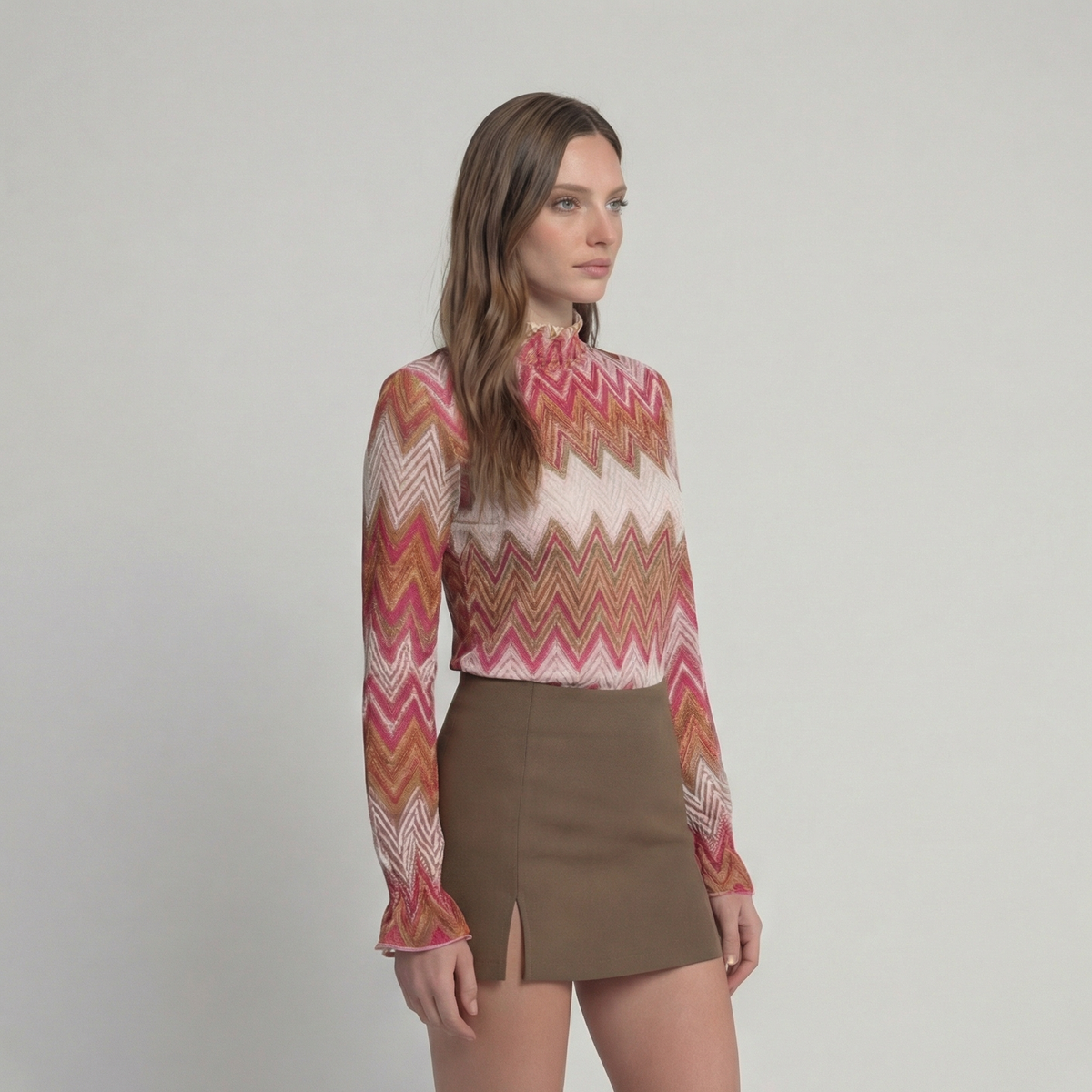 Hochgeschlossene Vintage-Bluse mit Chevron-Volants in Rosa und Braun